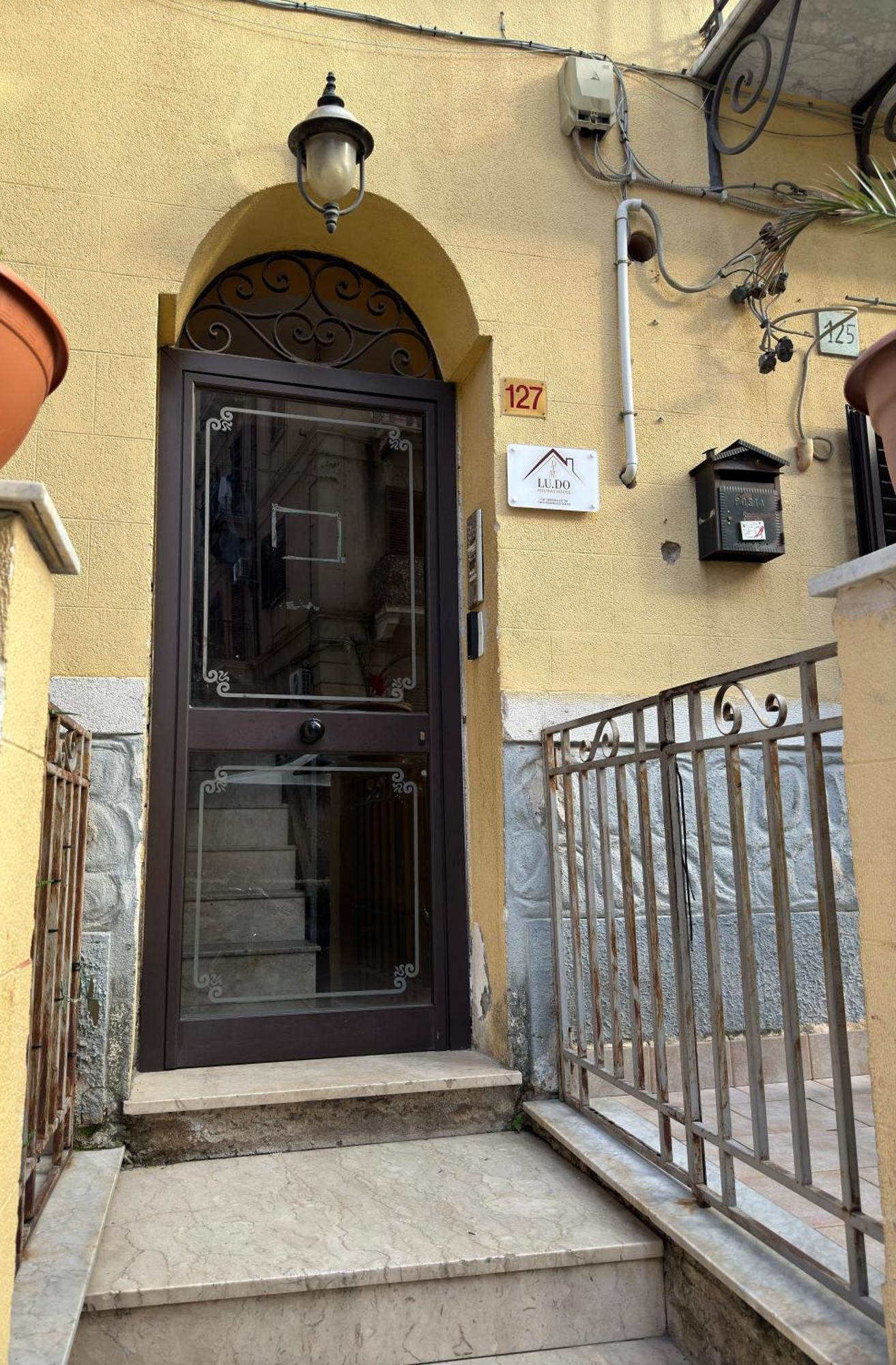 Ludo Holiday House - Charming Con Patio A Due Passi Dalla Cattedrale Palermo Exterior photo